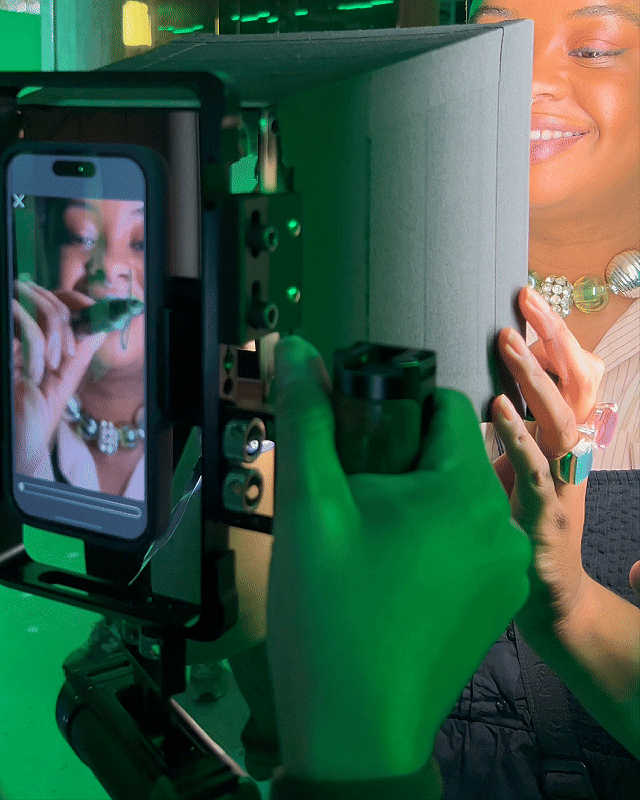 Participante sendo filmado por produtor utilizando o Câmera Sign durante ativação do Spotify EQUALS, com captação guiada e geração de vídeo em tempo real dentro do evento.