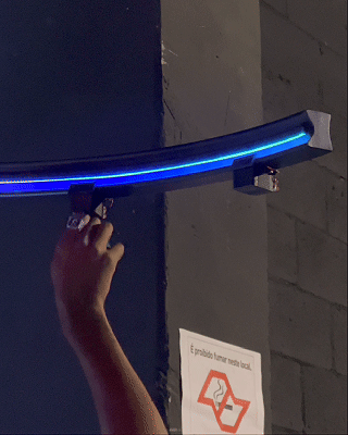 Participante interagindo com o Reaction Ring na Kings League Brazil, ativação desenvolvida pela Phygital Solutions em parceria com a Wizard e a agência Arsenal, onde reflexos e agilidade são testados em uma dinâmica interativa com estímulos luminosos em tempo real.