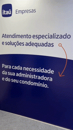 Visitante joga em totem com minigame drag and drop no estande do Itaú na AABIC 2025, interagindo com elementos visuais de forma intuitiva.