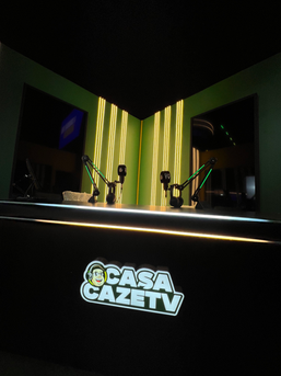 Cabine de Narração Casa CazéTV com torcedor gravando sua própria narração esportiva em uma experiência interativa desenvolvida pela Phygital Solutions em parceria com a TM1.
