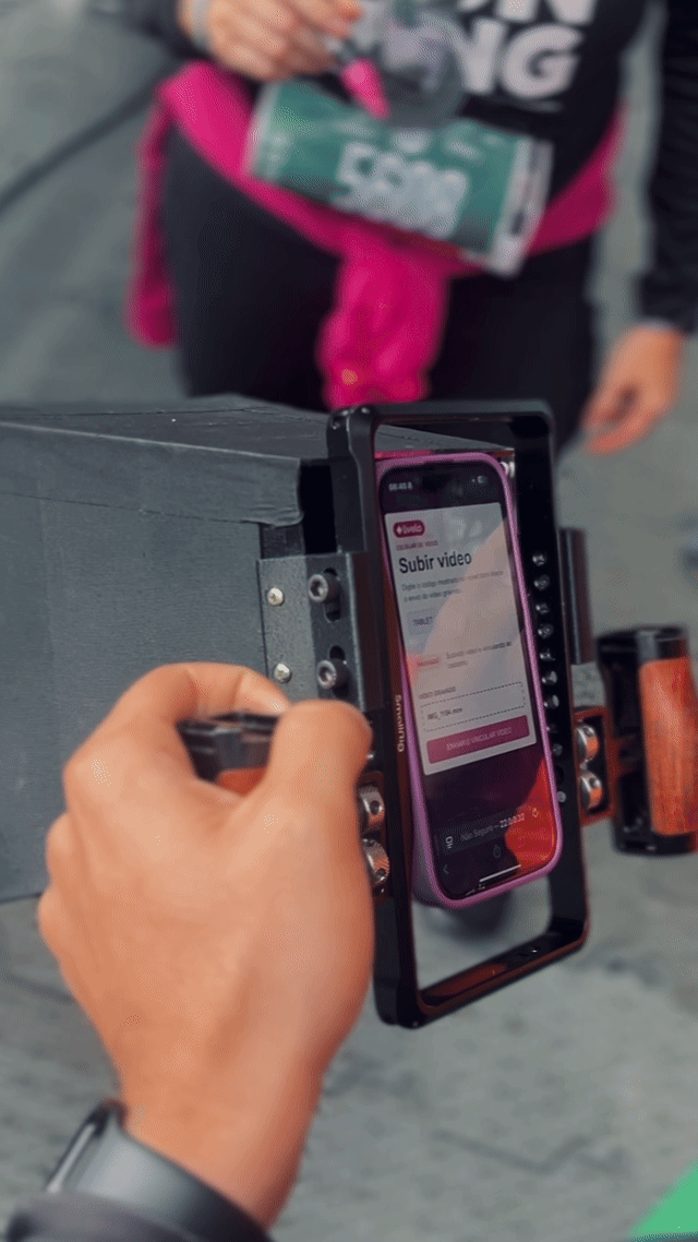 Participantes interagem com ativações da Livelo EcoRun desenvolvidas pela Phygital Solutions, incluindo disputa no Fast Feet e vídeo personalizado com assinatura no Camera Sign.