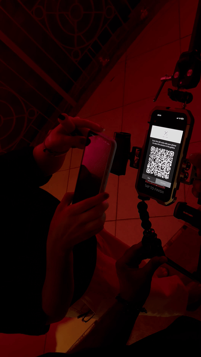 Equipe da Phygital Solutions realizando ativação Roaming Booth para a marca Sem Parar em evento noturno em Campinas, com captação de vídeo itinerante e entrega digital em tempo real.