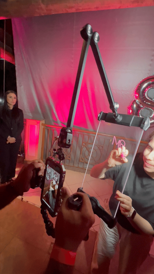 Equipe da Phygital Solutions realizando ativação Roaming Booth para a marca Sem Parar em evento noturno em Campinas, com captação de vídeo itinerante e entrega digital em tempo real.
