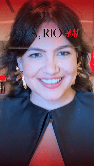 Participantes interagem com ativação Câmera Sign durante a inauguração da loja H&M no Shopping Rio Sul, criando vídeos personalizados com assinatura digital diretamente na lente da câmera.