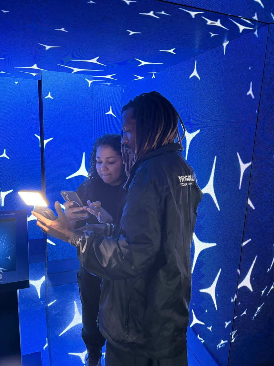 Ativações da Phygital Solutions no Rock in Rio 2026 com Beat Hero, Capture Booth, reconhecimento facial, Social Wall, Roaming Booth e impressão personalizada.