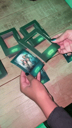 Equipe Phygital fotografa participantes no espaço da Jameson, entregando fotos impressas em estilo polaroid como lembrança da ativação.