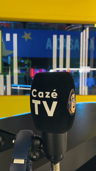 Cabine de Narração Casa CazéTV com torcedor gravando sua própria narração esportiva em uma experiência interativa desenvolvida pela Phygital Solutions em parceria com a TM1.