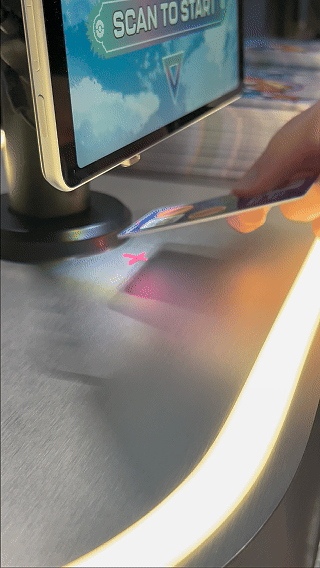 Visitantes interagem na ativação Pokémon Company | BGS 2025 – Experiência Megaevolução. Totens digitais da Phygital Solutions exibem o processo de escolha do Pokémon e da Mega Evolução, com público participando, cartões personalizados e iluminação temática do estande.