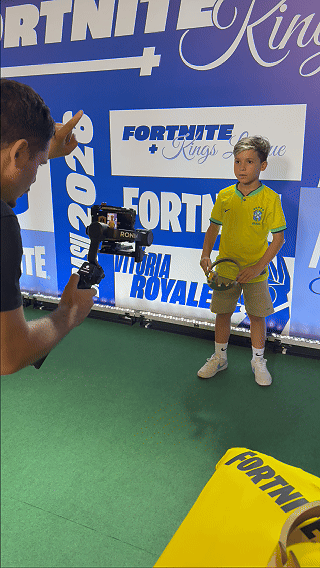 Ativação interativa da Phygital na Kings League 2026, com Roaming Booth inspirado no universo Fortnite, onde participantes tiram fotos personalizadas com molduras exclusivas e recebem o conteúdo digital instantaneamente.
