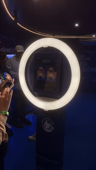 Ativação da Prudential no Rock in Rio 2026 com Capture Booth, IA, impressão de fotos e Social Wall desenvolvida pela Phygital Solutions para a TV1.