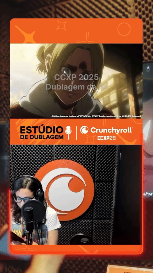 Fãs participam da experiência de dublagem anime no estande da Crunchyroll na CCXP