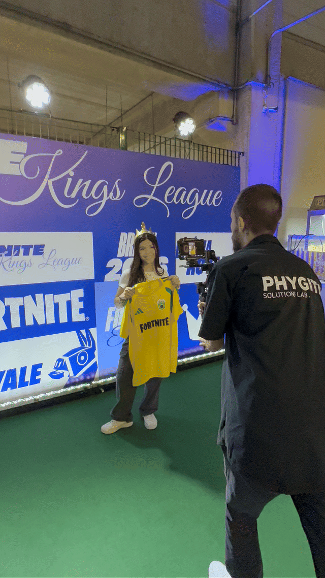 Ativação interativa da Phygital na Kings League 2026, com Roaming Booth inspirado no universo Fortnite, onde participantes tiram fotos personalizadas com molduras exclusivas e recebem o conteúdo digital instantaneamente.