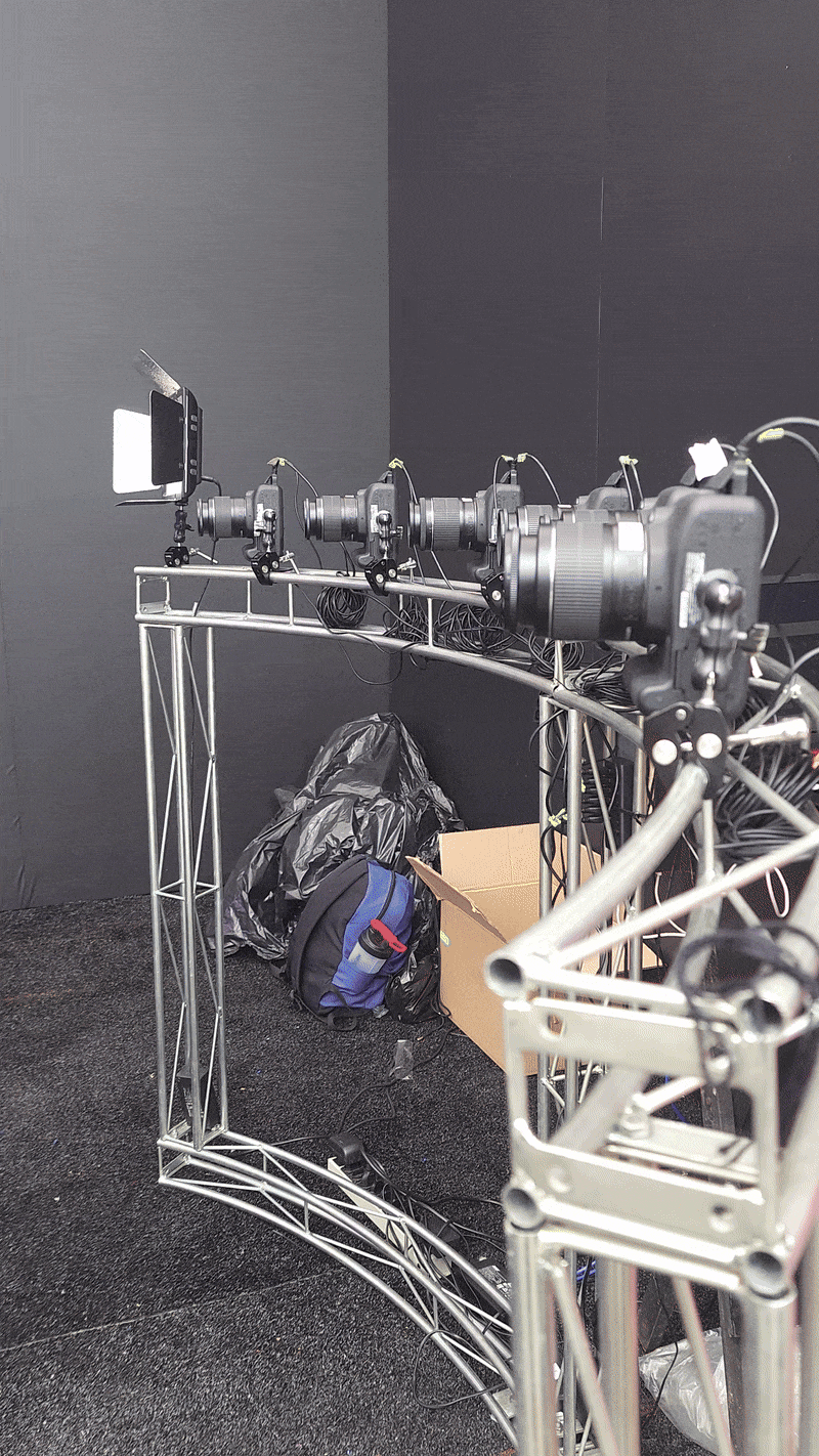 Participantes dos Ensaios da Anitta 2024 posam para a ativação Photo Freeze da Phygital Solutions , capturando momentos únicos com seis câmeras simultâneas