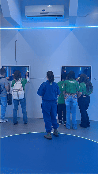 Participantes interagem com o game Missão Acqua no estande da Sabesp durante a SP Innovation Week 2026, em uma experiência gamificada desenvolvida pela Phygital Solutions e Dream Factory com foco em conscientização, reflexo rápido e competição multiplayer.