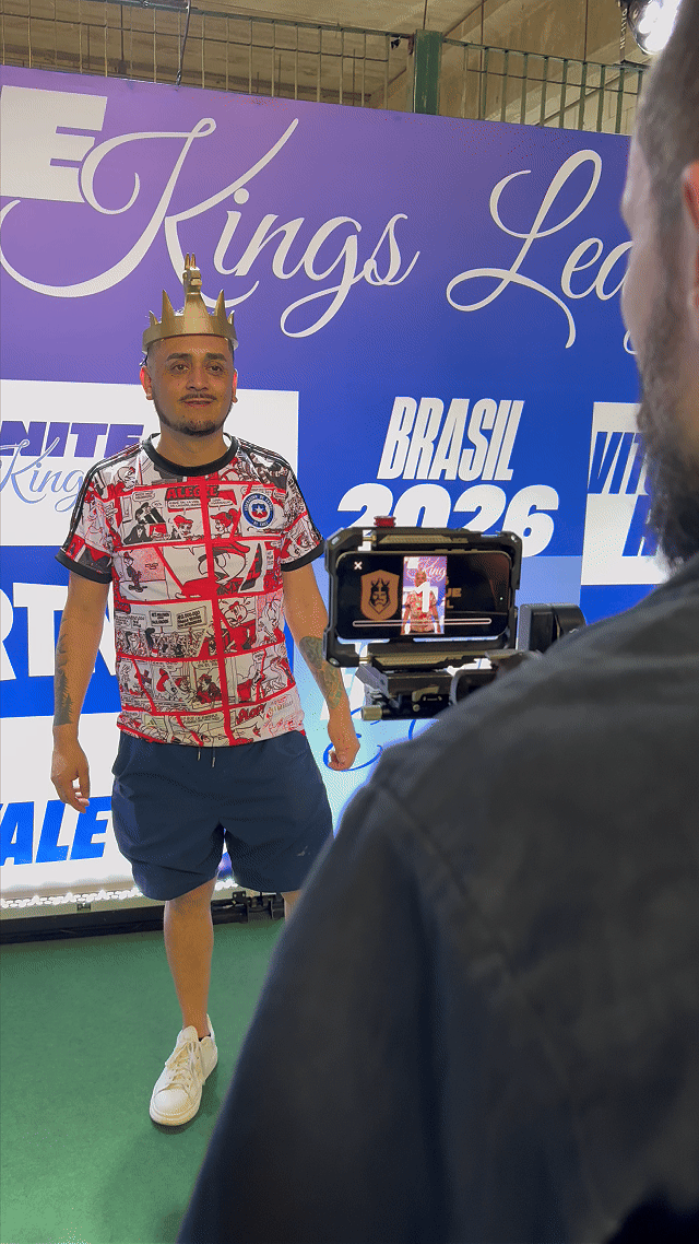 Ativação interativa da Phygital na Kings League 2026, com Roaming Booth inspirado no universo Fortnite, onde participantes tiram fotos personalizadas com molduras exclusivas e recebem o conteúdo digital instantaneamente.