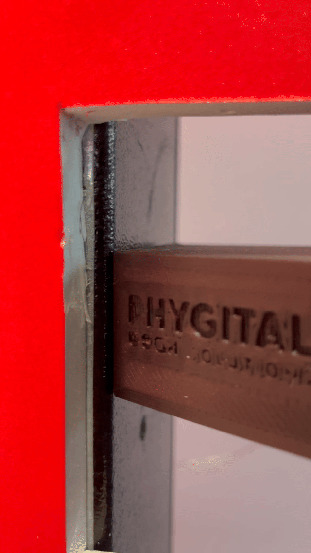 Visitante sendo fotografado em um totem da Citroën no Salão do Automóvel 2025, tendo sua imagem transformada por IA em um piloto da Fórmula E. A foto final aparece na tela ao lado, enquanto outro participante interage com a Roleta Digital personalizada com identidade da marca.