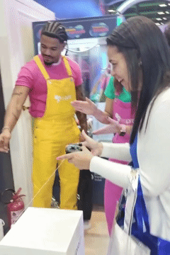 Participantes jogam game interativo inspirado em Pacman no estande da Espro durante o CONARH 2025. A ativação, criada pela Phygital Solutions em parceria com a agência Beez, permitia escolha de avatar, cenários e promovia engajamento com propósito.