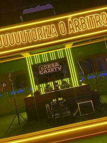 Cabine de Narração Casa CazéTV com torcedor gravando sua própria narração esportiva em uma experiência interativa desenvolvida pela Phygital Solutions em parceria com a TM1.