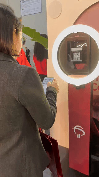 Participante utiliza o AI Booth da Bradesco Seguros e aparece em um ponto turístico do Rio de Janeir