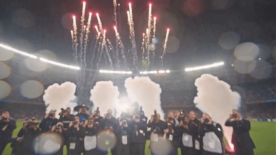 Participante vive experiência Cinema AI 4D da Record no Maximídia 2026, com efeitos sensoriais, vídeo personalizado e inteligência artificial desenvolvida pela Phygital Solutions.