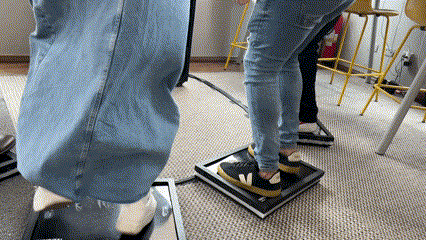 Ativações Fast Feet e Flash Tap da Phygital Solutions no aniversário de 29 anos da agência um.a, com desafios de agilidade e reflexo.