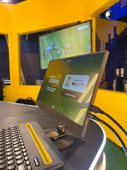 Cabine de Narração Casa CazéTV com torcedor gravando sua própria narração esportiva em uma experiência interativa desenvolvida pela Phygital Solutions em parceria com a TM1.
