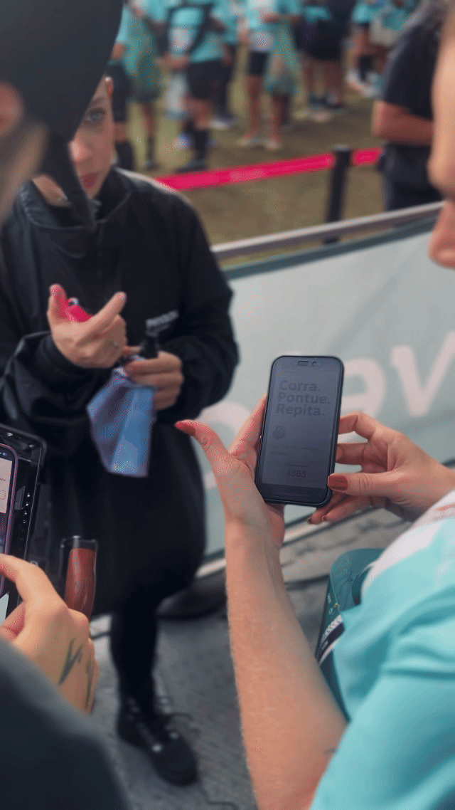 Participantes interagem com ativações da Livelo EcoRun desenvolvidas pela Phygital Solutions, incluindo disputa no Fast Feet e vídeo personalizado com assinatura no Camera Sign.