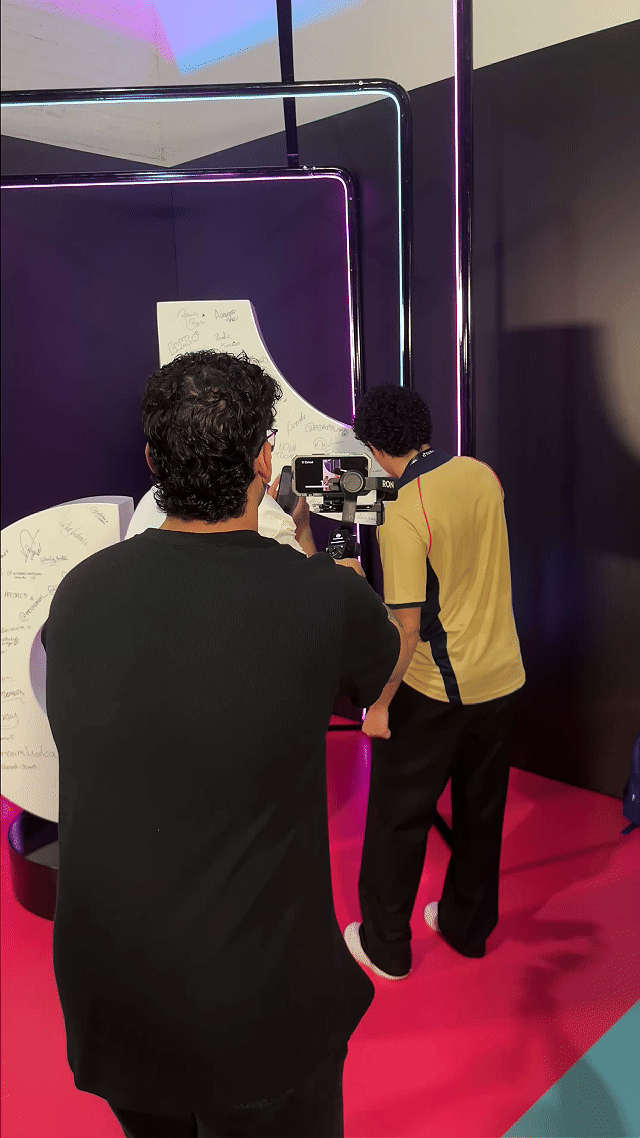 Participantes do evento TikTok para Criadores 2025 interagem com Roaming Booths da Phygital Solutions; vídeos gravados são exibidos em looping em uma Social Wall, criando engajamento contínuo durante o evento no Komplexo Tempo.