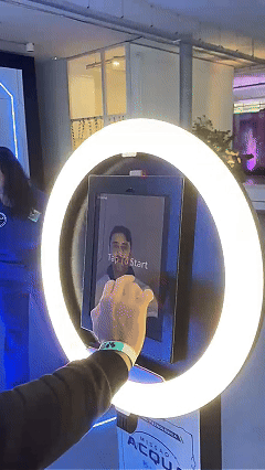 Participante utiliza o AI Booth da Sabesp no SP2B 2026 e recebe uma fotografia personalizada por int