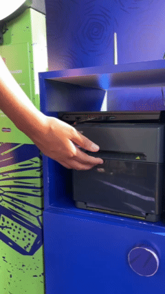 Participante tira foto no AI Booth da Santa Helena durante a Festa Junina do Clube Pinheiros e recebe imagem impressa no estilo Cordel.