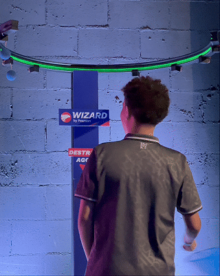 Participante interagindo com o Reaction Ring na Kings League Brazil, ativação desenvolvida pela Phygital Solutions em parceria com a Wizard e a agência Arsenal, onde reflexos e agilidade são testados em uma dinâmica interativa com estímulos luminosos em tempo real.