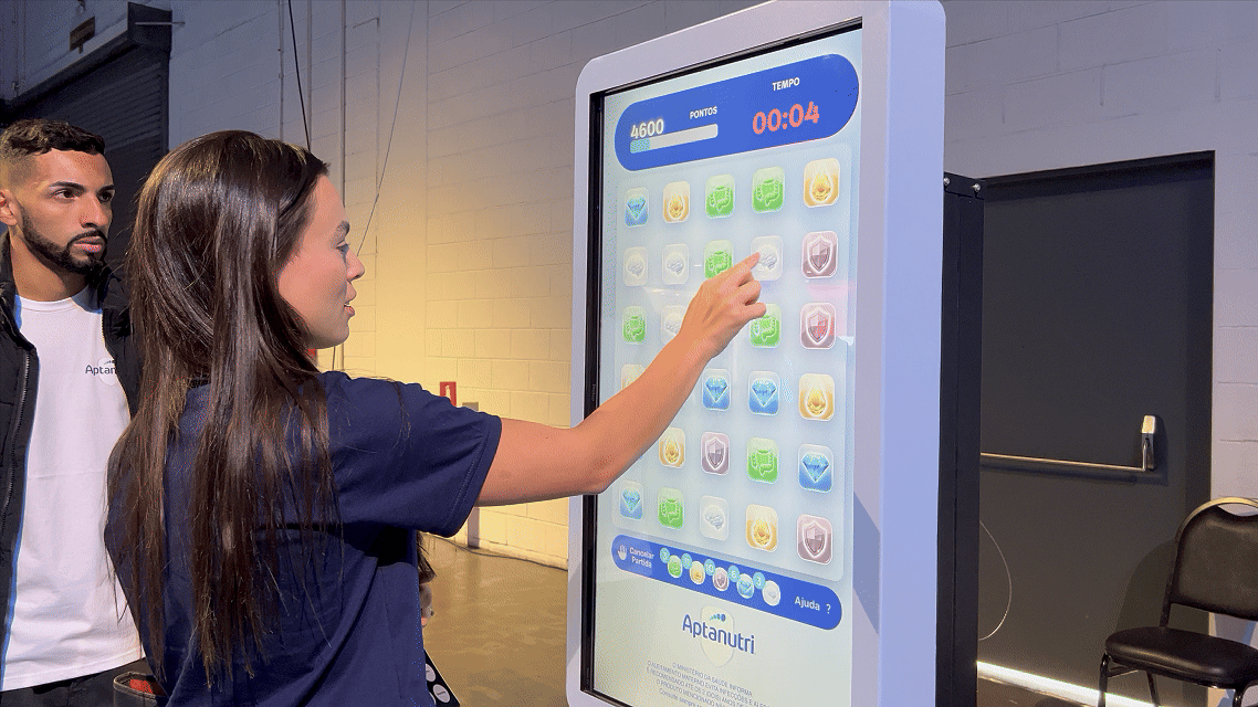 Engajamento do público em ativação interativa da Danone desenvolvida pela Phygital Solutions