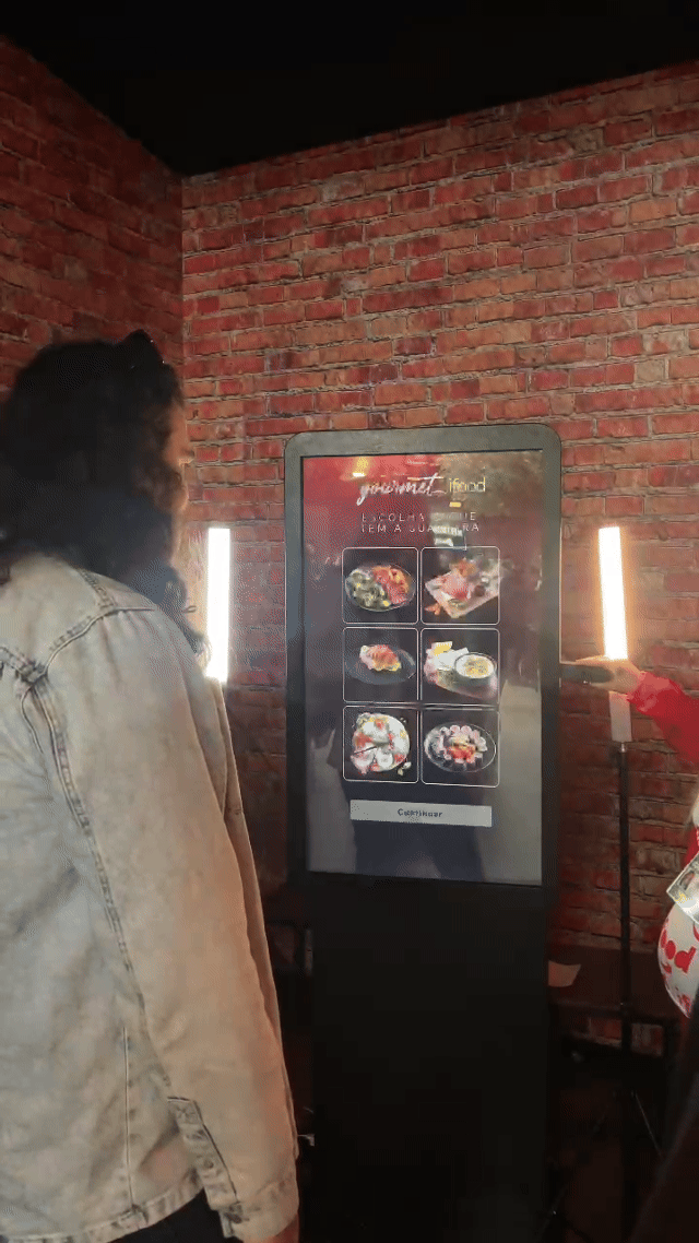 Público escolhe pratos favoritos e recebe avatares personalizados e fotos impressas no espaço Gourmet iFood.