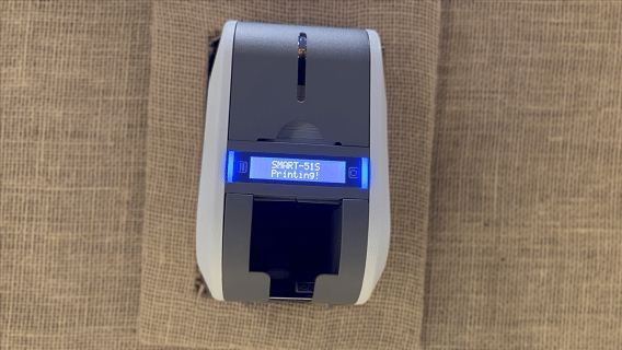 Visitantes interagem na ativação Pokémon Company | BGS 2025 – Experiência Megaevolução. Totens digitais da Phygital Solutions exibem o processo de escolha do Pokémon e da Mega Evolução, com público participando, cartões personalizados e iluminação temática do estande.