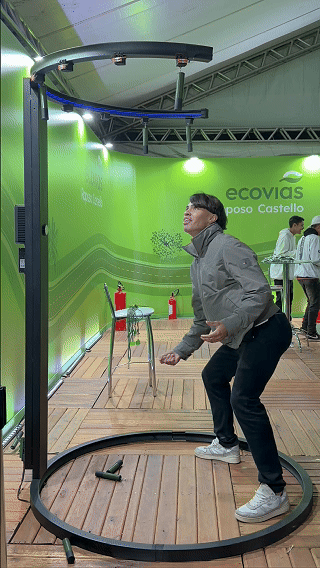 Participante testa velocidade e reflexos no Reaction Ring personalizado pela Phygital Solutions para