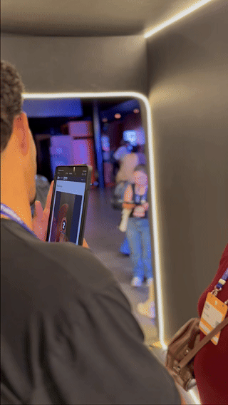 Participante vive experiência Cinema AI 4D da Record no Maximídia 2026, com efeitos sensoriais, vídeo personalizado e inteligência artificial desenvolvida pela Phygital Solutions.