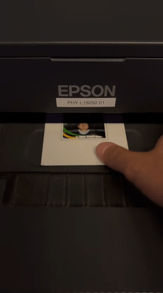 Ativação da SABESP no Museu do Futebol, desenvolvida pela Phygital Solutions para a Dream Factory, transformou visitantes em figurinhas personalizadas inspiradas nos álbuns de Copa.