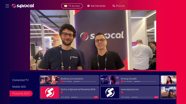 Visitantes interagem com o Capture Booth da Phygital Solutions no estande da Siprocal durante o ProXXIma 2024; a ativação captura imagens em tempo real com tecnologia de ponta em um ambiente imersivo e futurista.