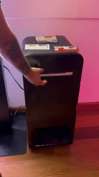 Totem Capture Booth instalado no evento de Centenário do St. Paul’s School, com participante posando para foto e impressão instantânea 10x15 sendo realizada no local.