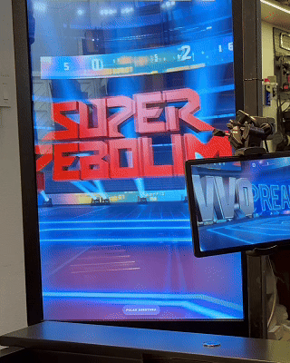 Mesa de Pebolim AI Phygital em ambiente de evento, com visual esportivo inspirado na Copa do Mundo e experiência interativa com inteligência artificial.