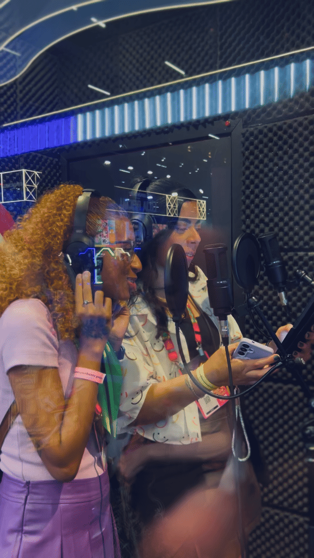 Fãs participam da experiência de dublagem anime no estande da Crunchyroll na CCXP