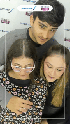 Participante grava vídeo estilo confessionário dentro de estrutura cenográfica da Sensodyne, com tela touch e sistema Phygital que exibe frases em tempo real em uma Social Wall externa durante o Festival de Inverno de Campos do Jordão.
