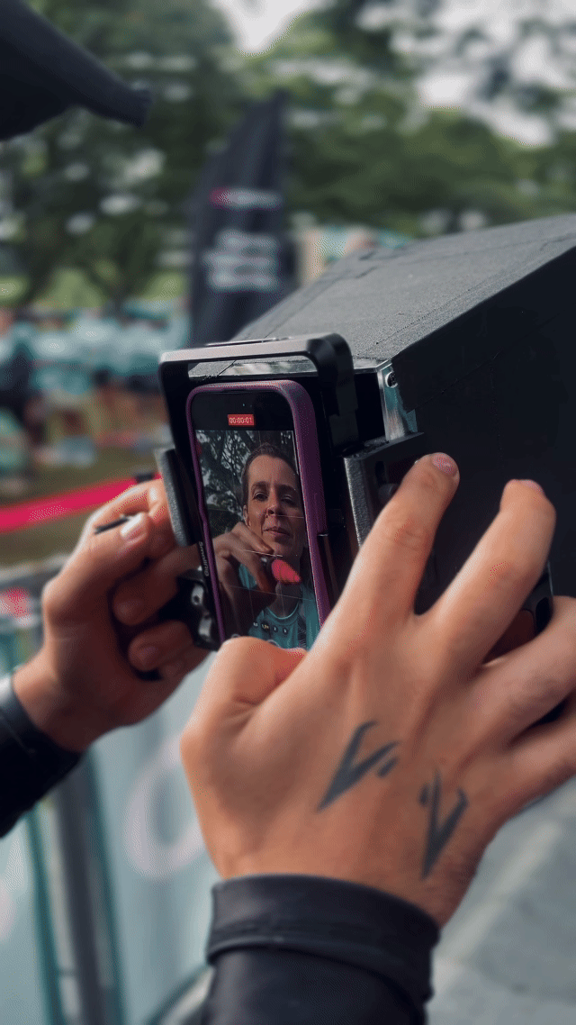 Participantes interagem com ativações da Livelo EcoRun desenvolvidas pela Phygital Solutions, incluindo disputa no Fast Feet e vídeo personalizado com assinatura no Camera Sign.