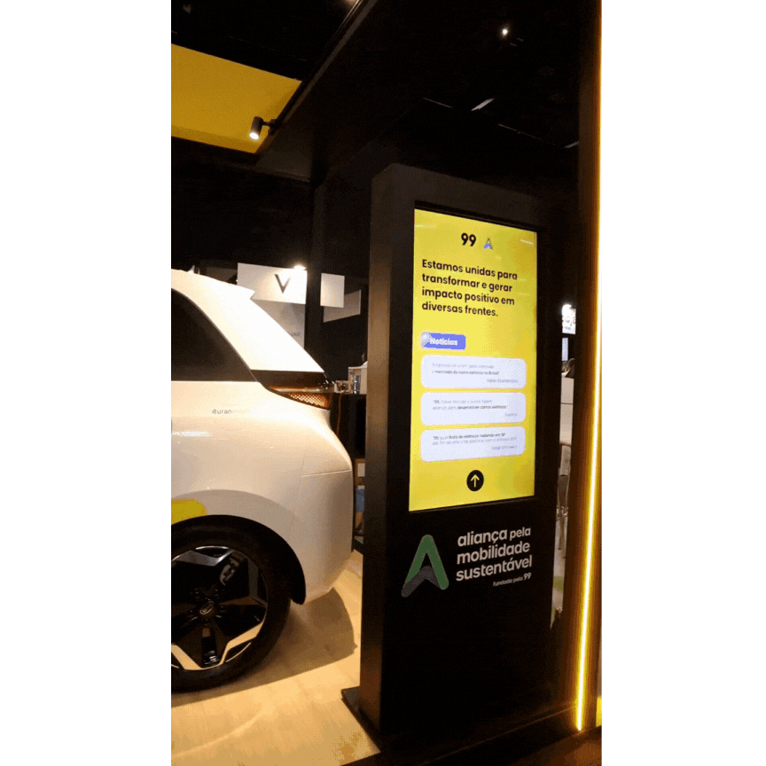 Visitantes exploram o BYD D1 em uma ativação interativa da Phygital Solutions & Agência FUN, com IA integrada à central multimídia do veículo