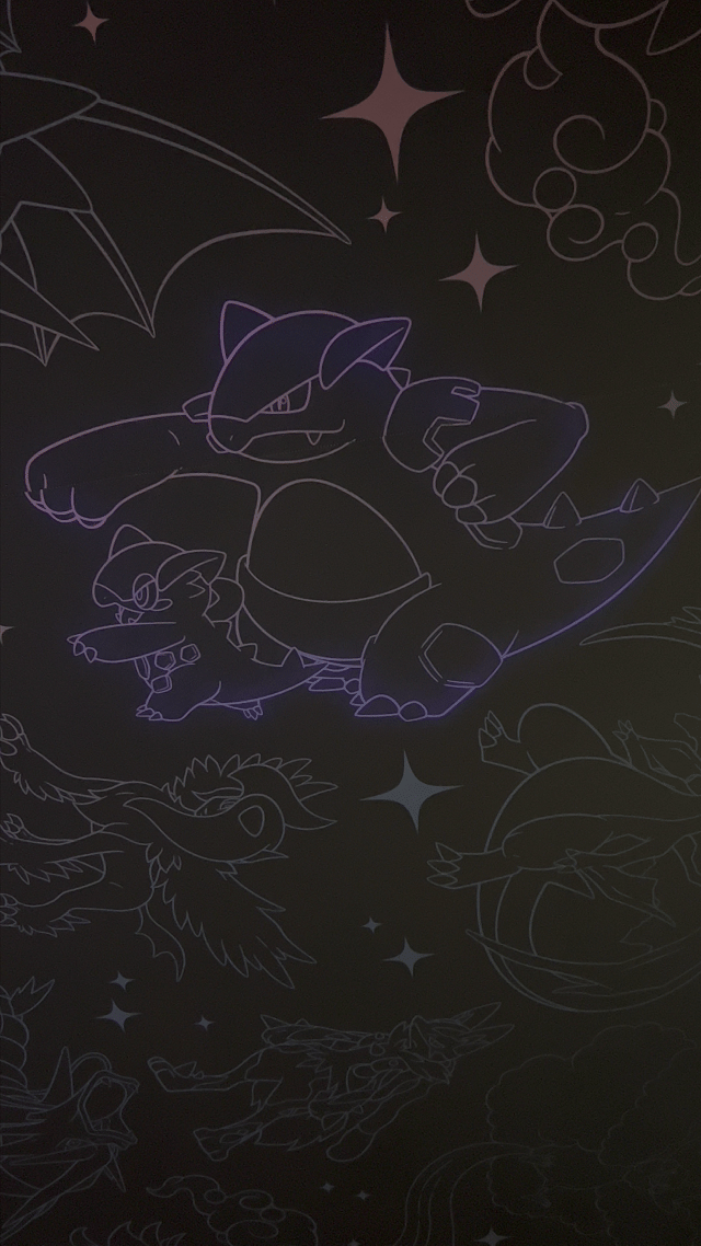 Visitantes interagem na ativação Pokémon Company | BGS 2025 – Experiência Megaevolução. Totens digitais da Phygital Solutions exibem o processo de escolha do Pokémon e da Mega Evolução, com público participando, cartões personalizados e iluminação temática do estande.