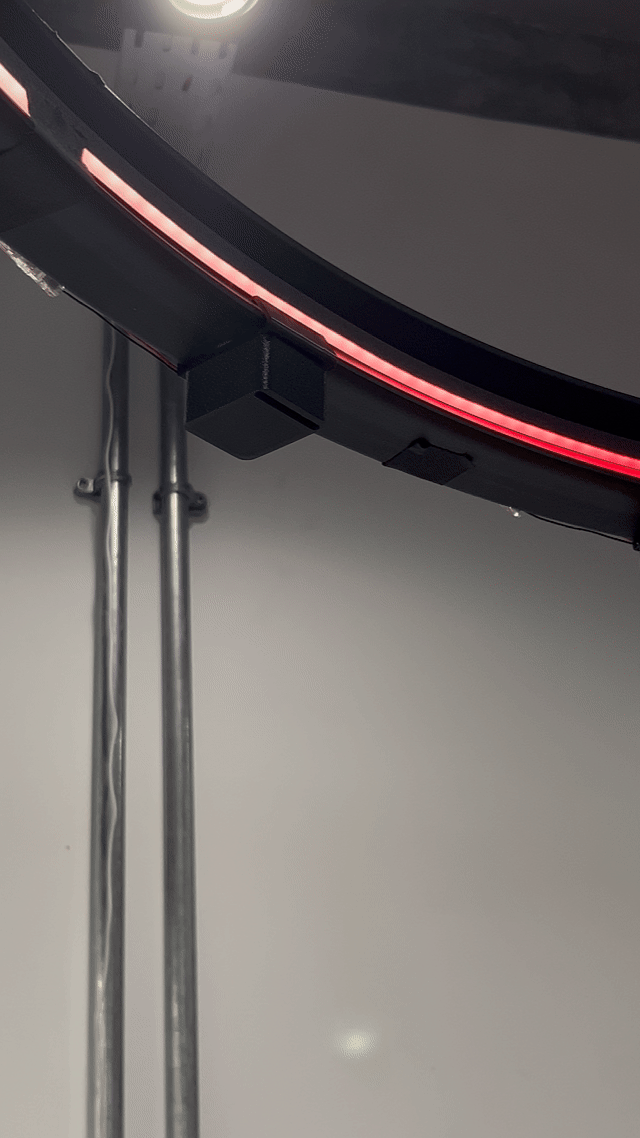 Ativação Reaction Ring no espaço da EMS durante o RIO OPEN 2026, com participante dentro da estrutura semicircular interativa enquanto o público acompanha ao redor em ambiente de evento esportivo.