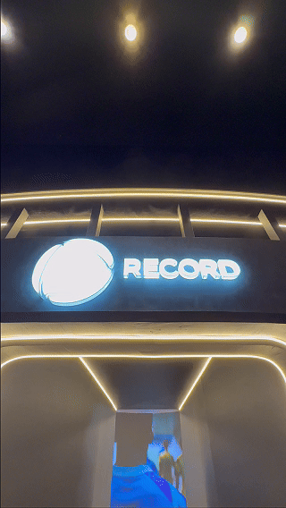 Participante vive experiência Cinema AI 4D da Record no Maximídia 2026, com efeitos sensoriais, vídeo personalizado e inteligência artificial desenvolvida pela Phygital Solutions.