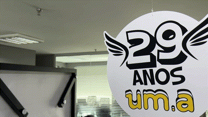 Ativações Fast Feet e Flash Tap da Phygital Solutions no aniversário de 29 anos da agência um.a, com desafios de agilidade e reflexo.