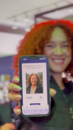 Público interage com totem AI Booth na ativação da CI&T na FEBRABAN. Participante escolhe como se imagina no futuro e recebe foto personalizada com tecnologia de inteligência artificial.