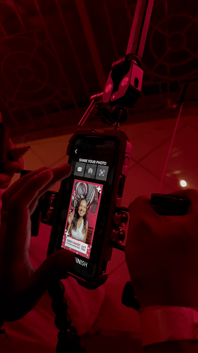 Equipe da Phygital Solutions realizando ativação Roaming Booth para a marca Sem Parar em evento noturno em Campinas, com captação de vídeo itinerante e entrega digital em tempo real.